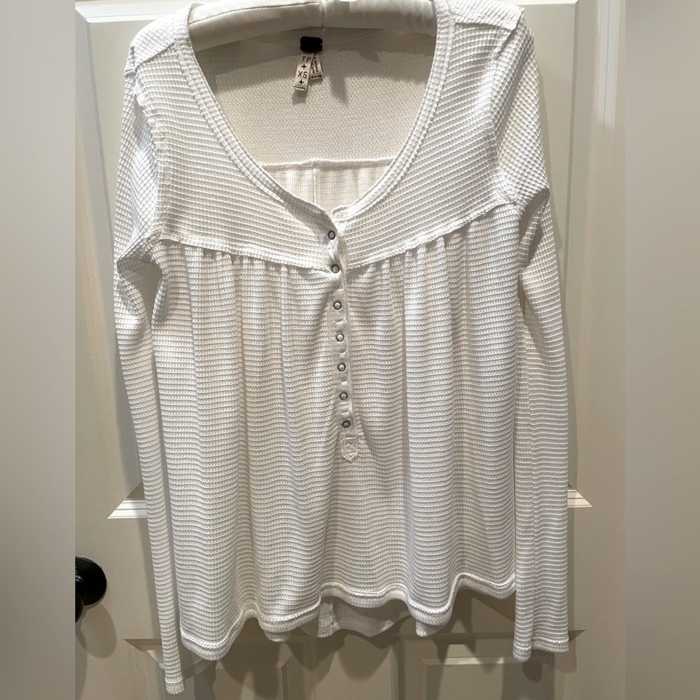 Free People Baby Doll Style shirt.Thermal type material-waffle. White Xsmall